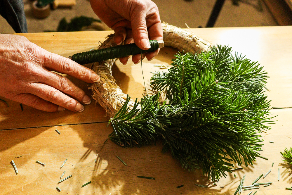 Anleitung Adventskranz selber binden - Schritt drei: Tannenbündel anlegen