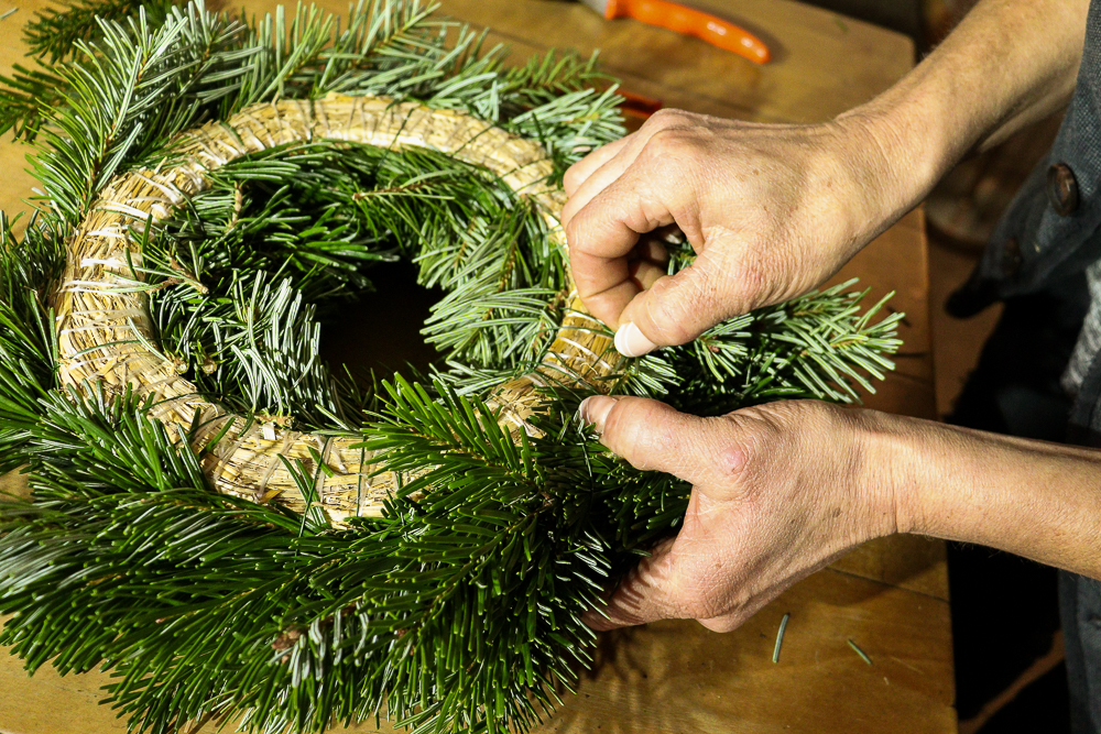 Anleitung Adventskranz binden - Schritt 4: den Kranz schließen